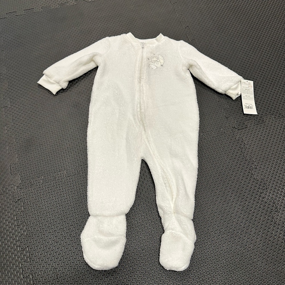 3/27$ NWT Soft White Kids Footed One Piece size 6-9 months